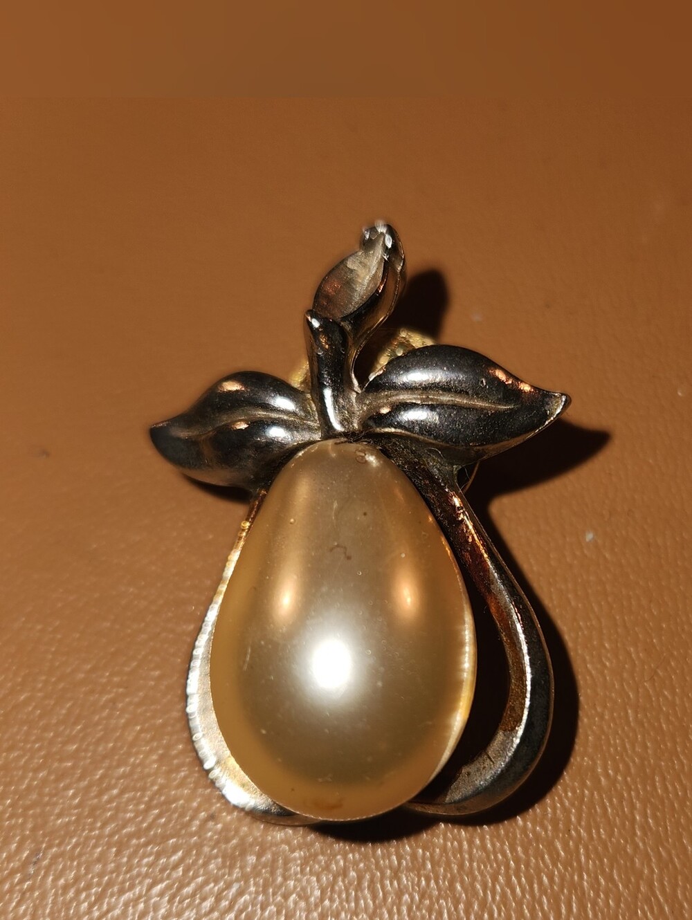 Vintage Gold Pear-Shaped Pearl Leaf Brooch - Unbranded